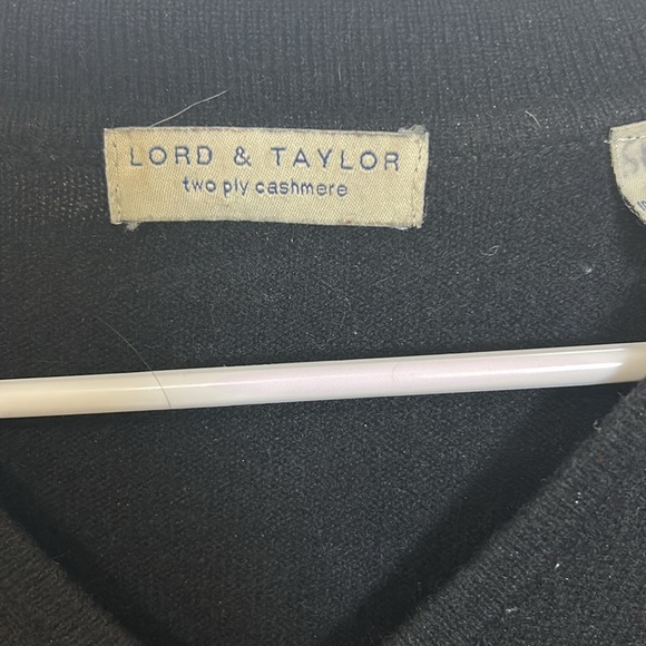 Lord & Taylor two ply cashmere V-neck sweater size large black - Picture 4 of 9